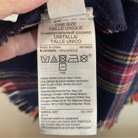 GAP Plaid Super-soft Fringed Large Scarf Shawl NEW WITH  TAGS - Picture 4 of 7